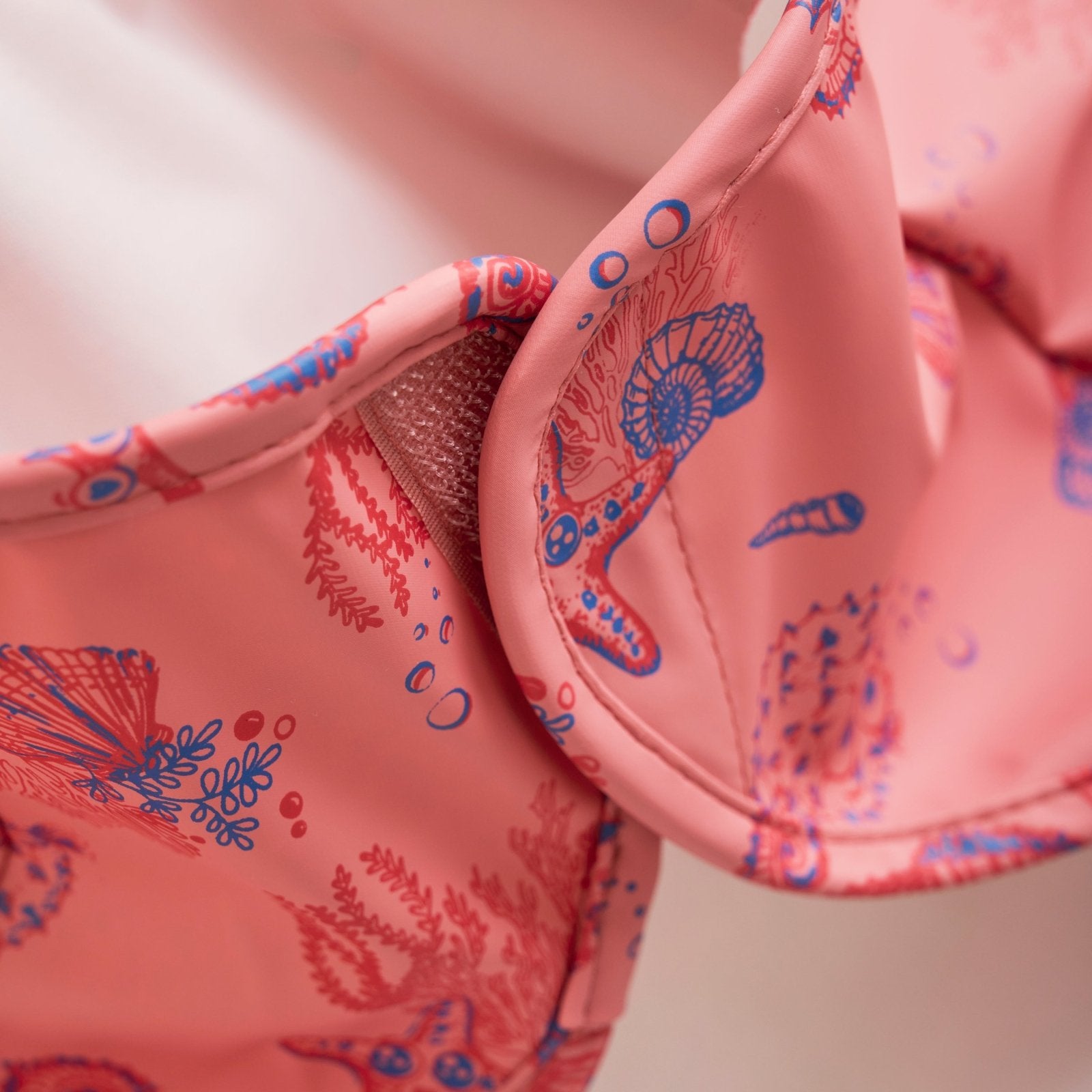 CeLaVi Latz mit Ärmeln aus recyceltem Plastik - Slate Rose CeLaVi