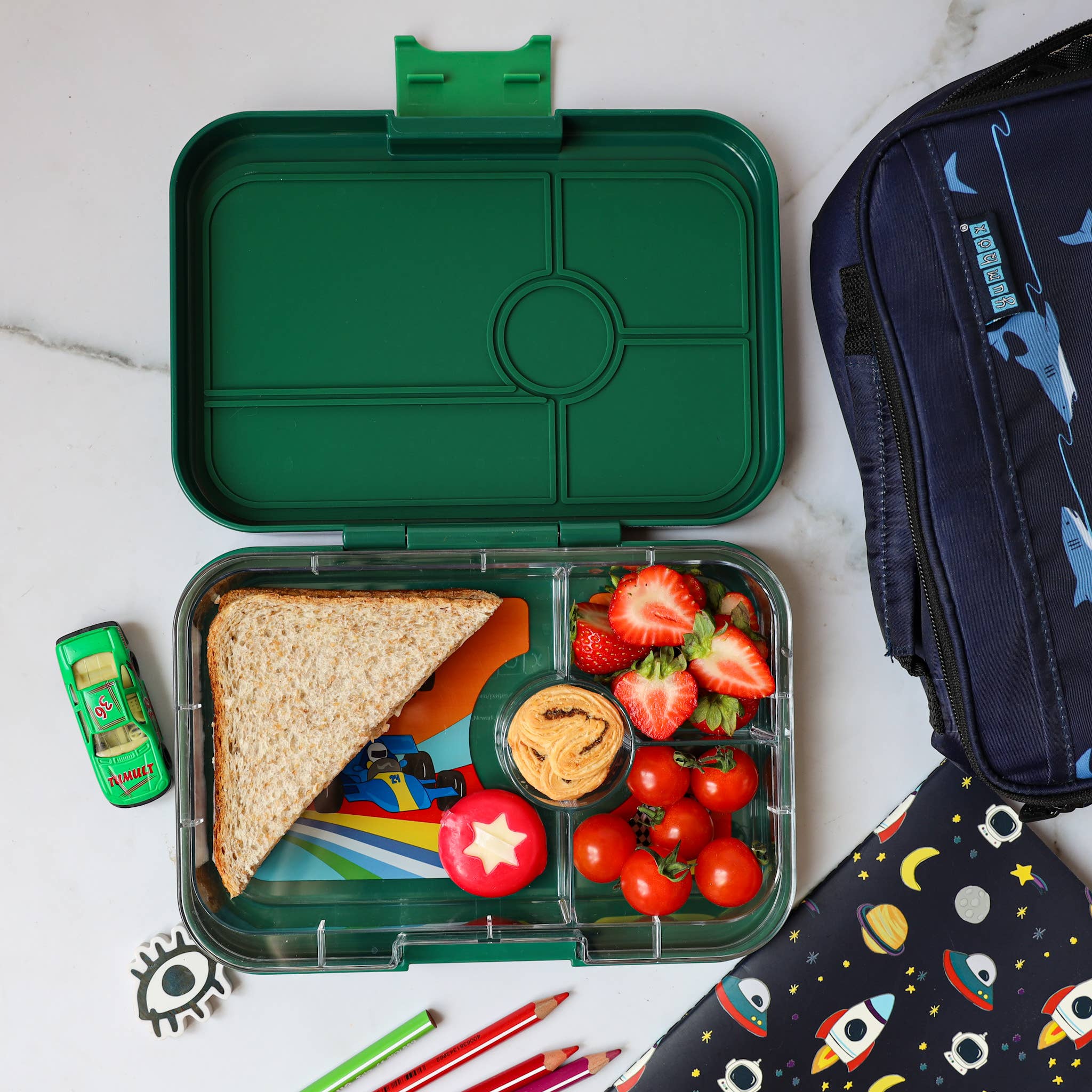 Yumbox Tapas Greenwich Green - Auslaufsicheres 4-Fächer-Tablett mit Rennwagen Yumbox
