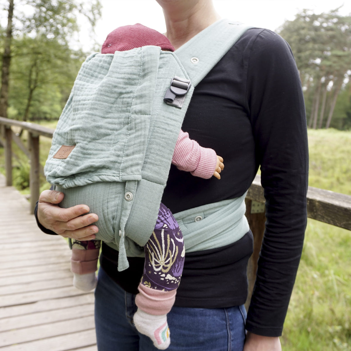 Schmusewolke Aurora Musselin Babytrage – ab Geburt, ergonomisch & kuschelig aus Bio-Baumwolle - Eucalyptus Schmusewolke
