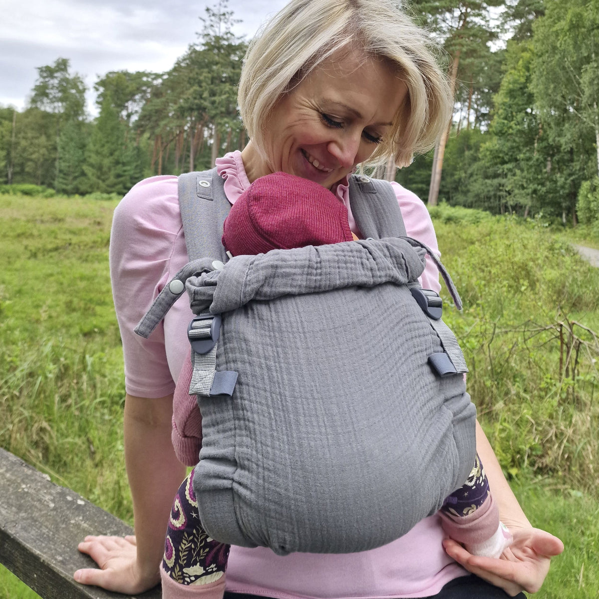 Aurora Musselin Babytrage – ab Geburt, ergonomisch & kuschelig aus Bio-Baumwolle - Silvergrey Schmusewolke