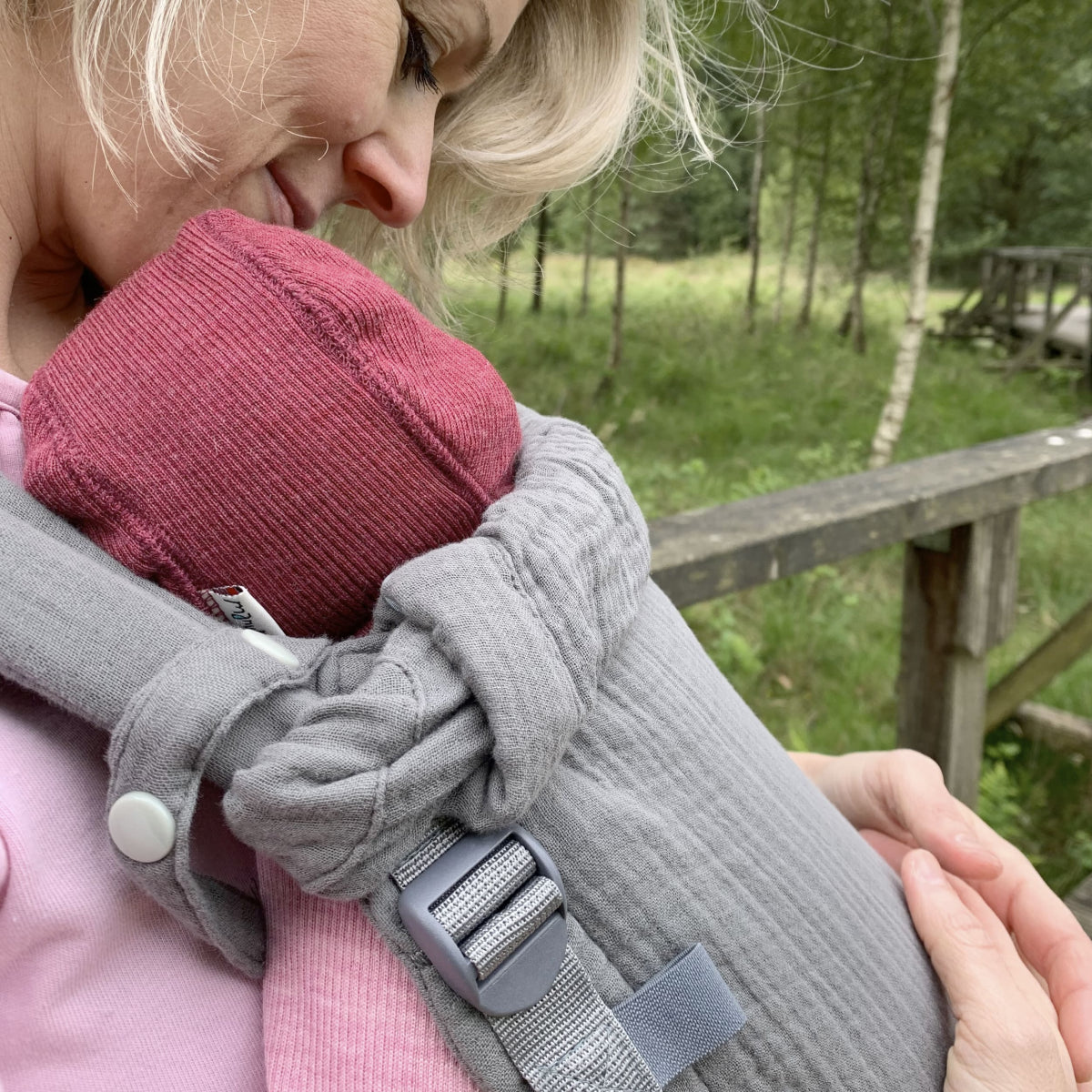 Aurora Musselin Babytrage – ab Geburt, ergonomisch & kuschelig aus Bio-Baumwolle - Silvergrey Schmusewolke