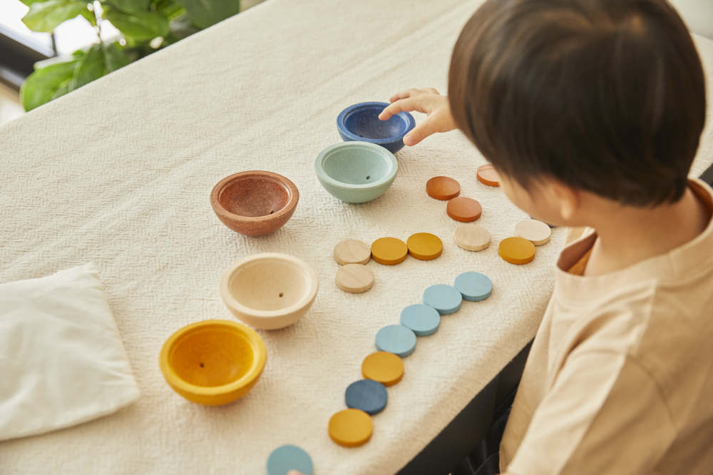 Plan Toys Sortier- und Zählbecher Plan Toys