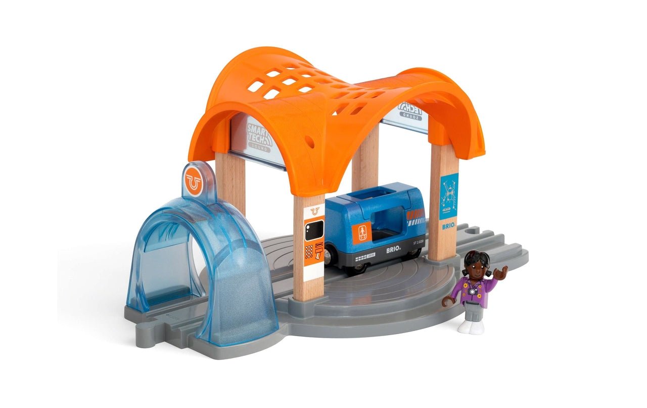 BRIO Smart Tech Sound Bahnhof mit Action Tunnel - Familienbande