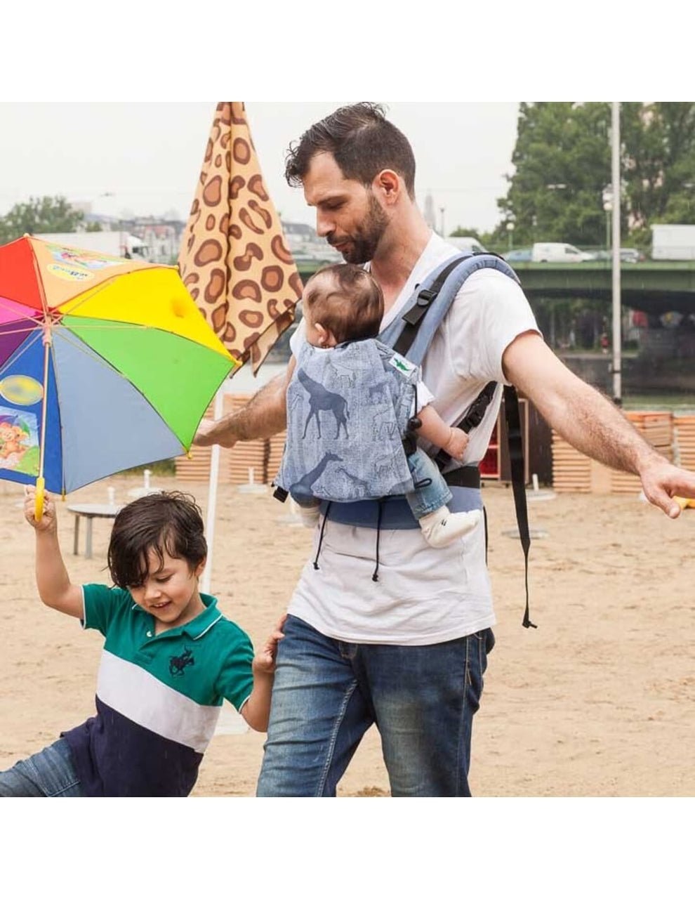 Buzzidil Babytrage I Giraffe Garden Denim I - Standard Size Buzzidil