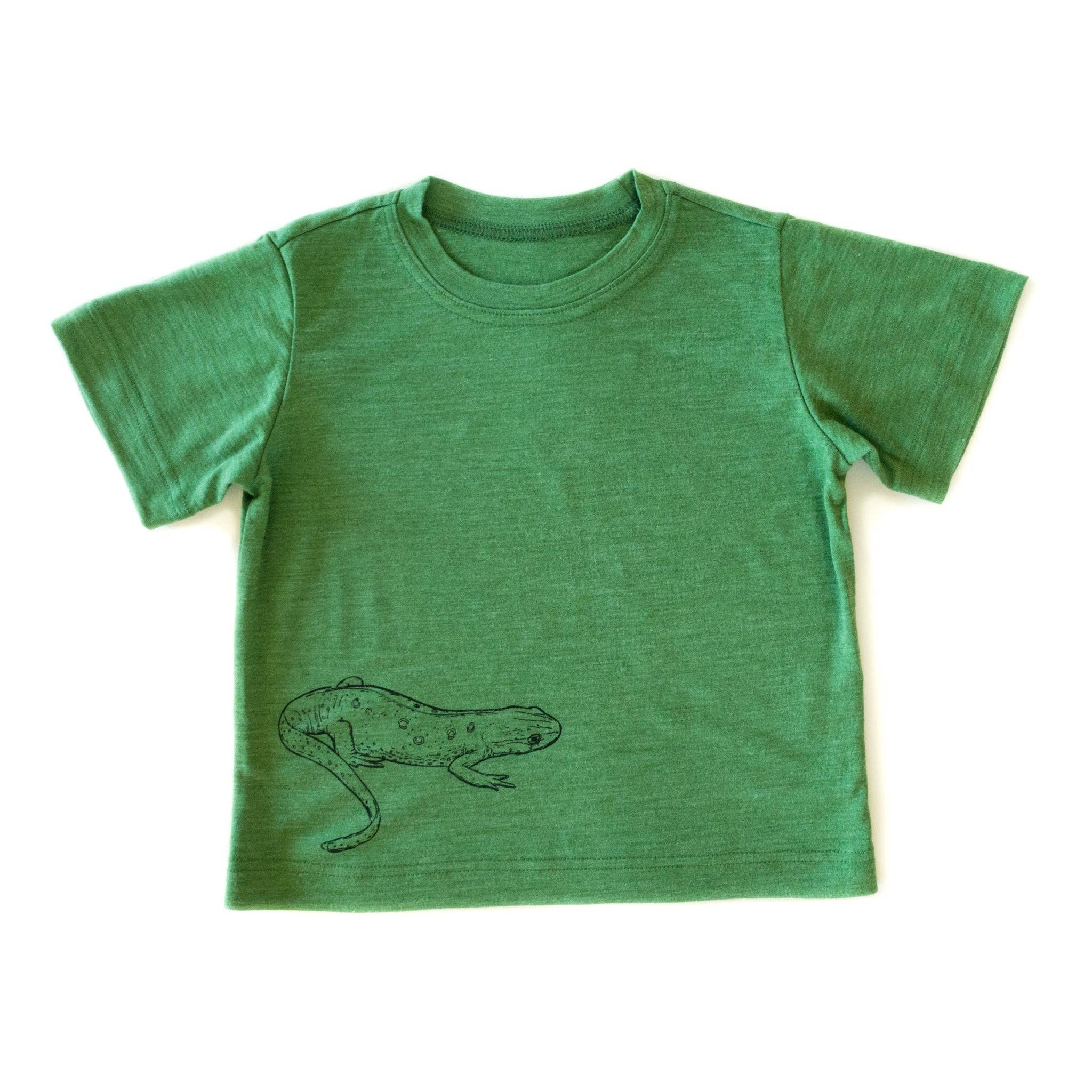 T-Shirt waldgrün mit Salamander, Merinowolle & Seide (bio/GOTS): 134-140 Glückskind