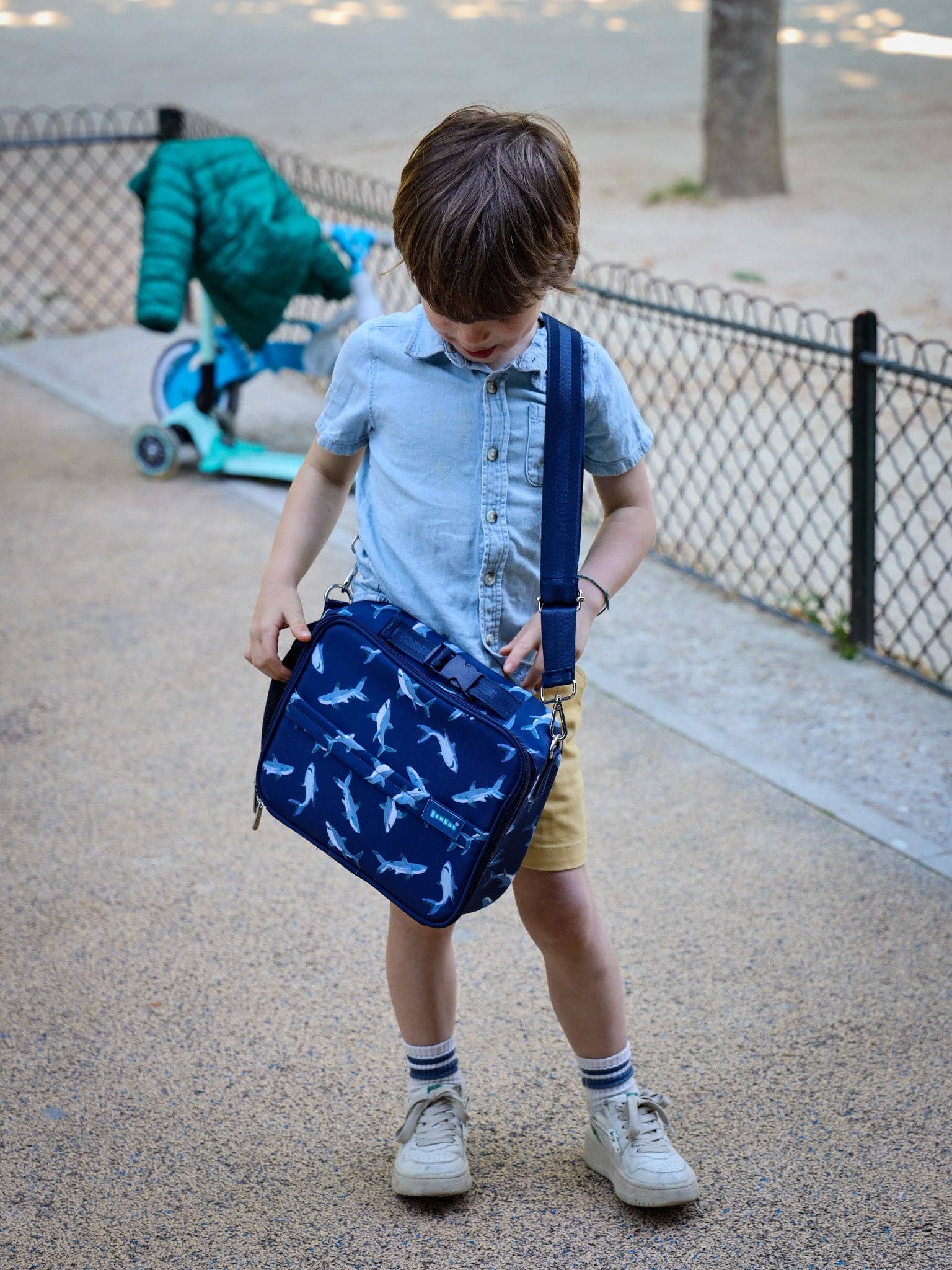 Yumbox Classic Lunch Bag – Isolierte & wasserabweisende Brotdose-Tasche mit 3 Trageoptionen - Hai Yumbox