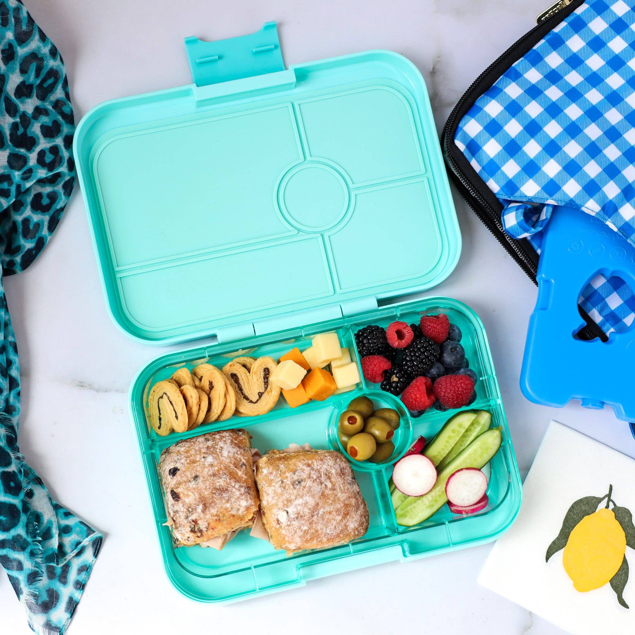 Auslaufsichere Bento-Box Tapas Bali Aqua — Bento-Box mit 5 Fächern und transparenter Aquatablage — extra groß Yumbox