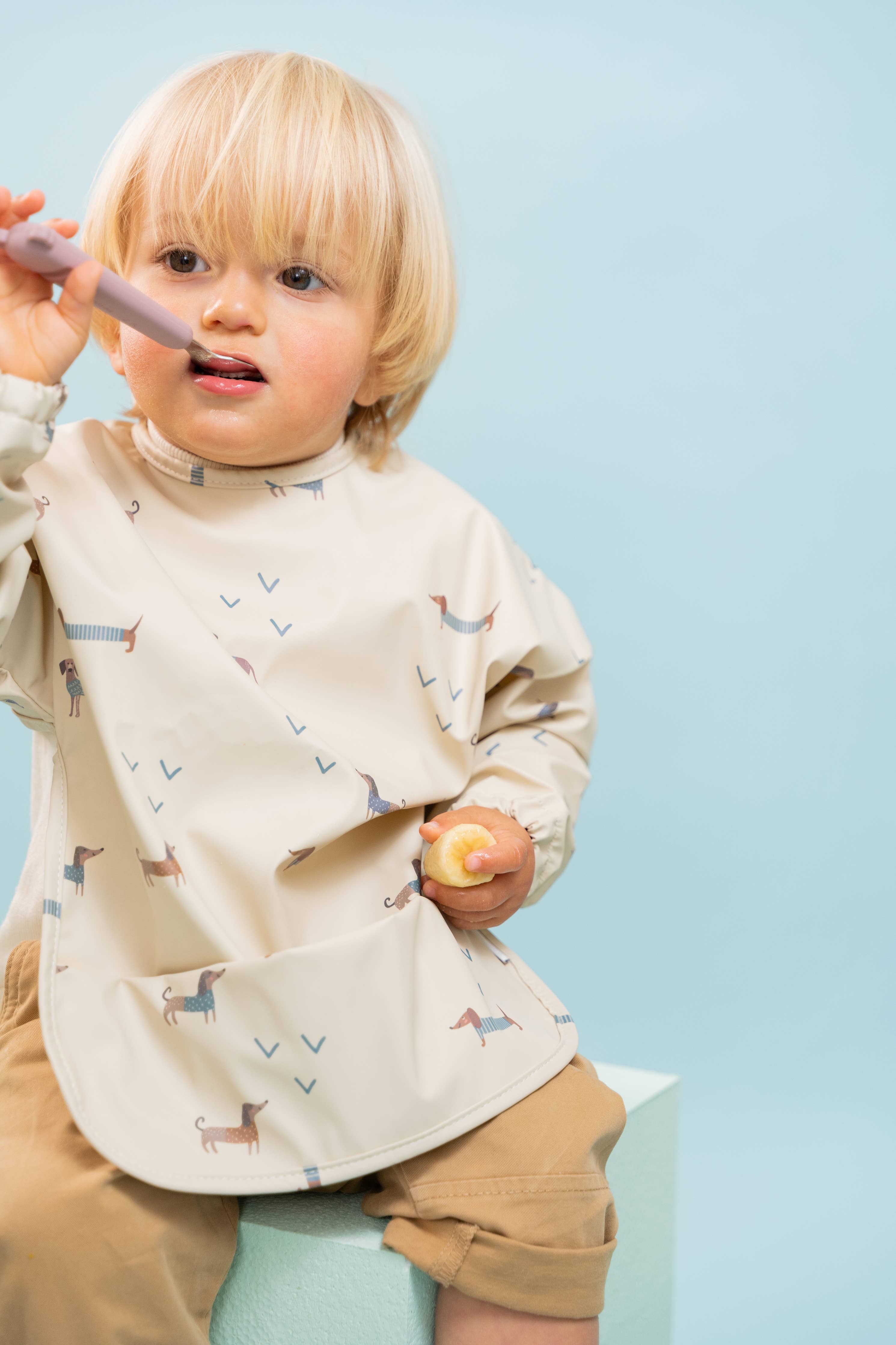 Langärmelige Baby-Lätzchen mit tanzenden Herzen