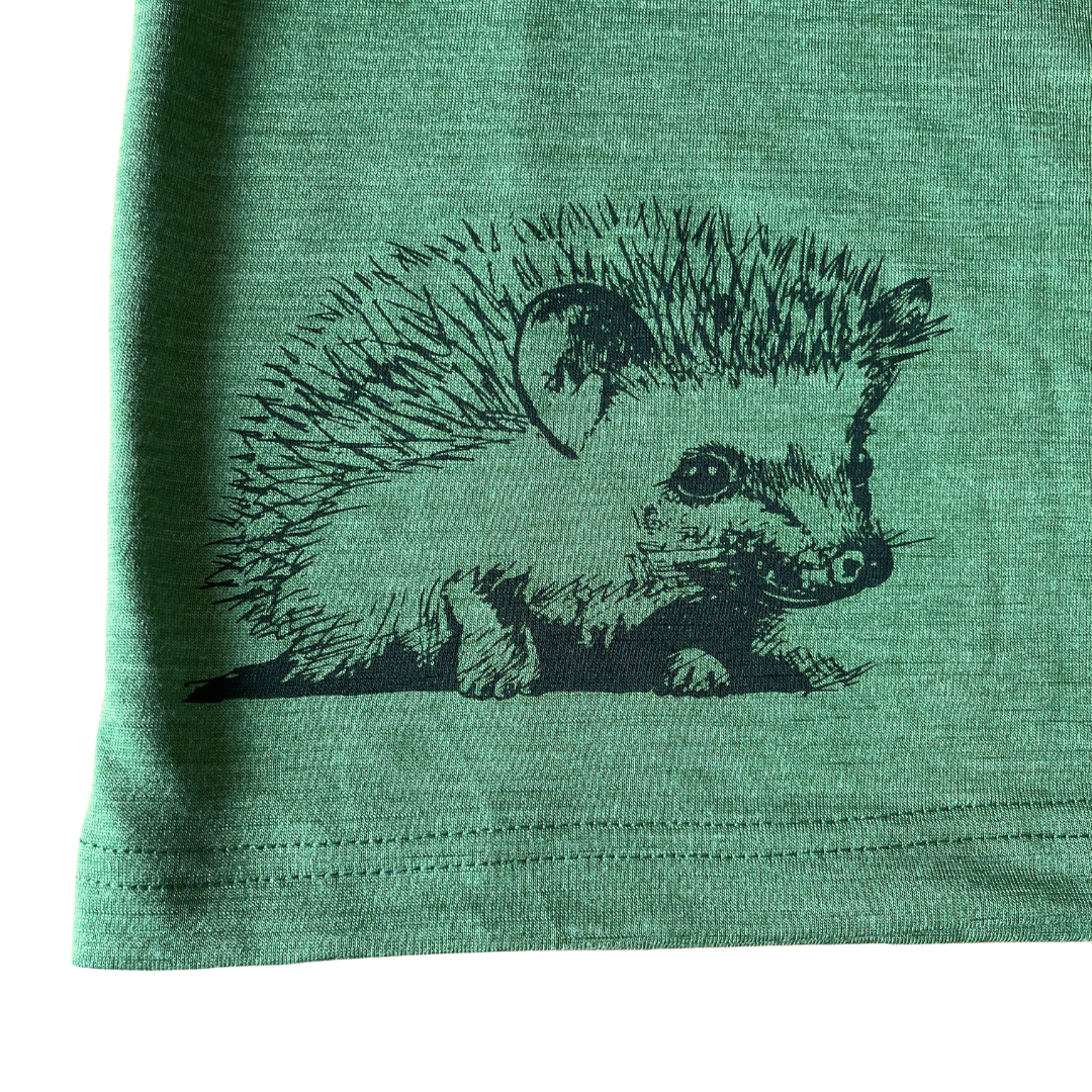 T-Shirt waldgrün mit Igel, Merinowolle & Seide (bio/GOTS): 110-116 Glückskind