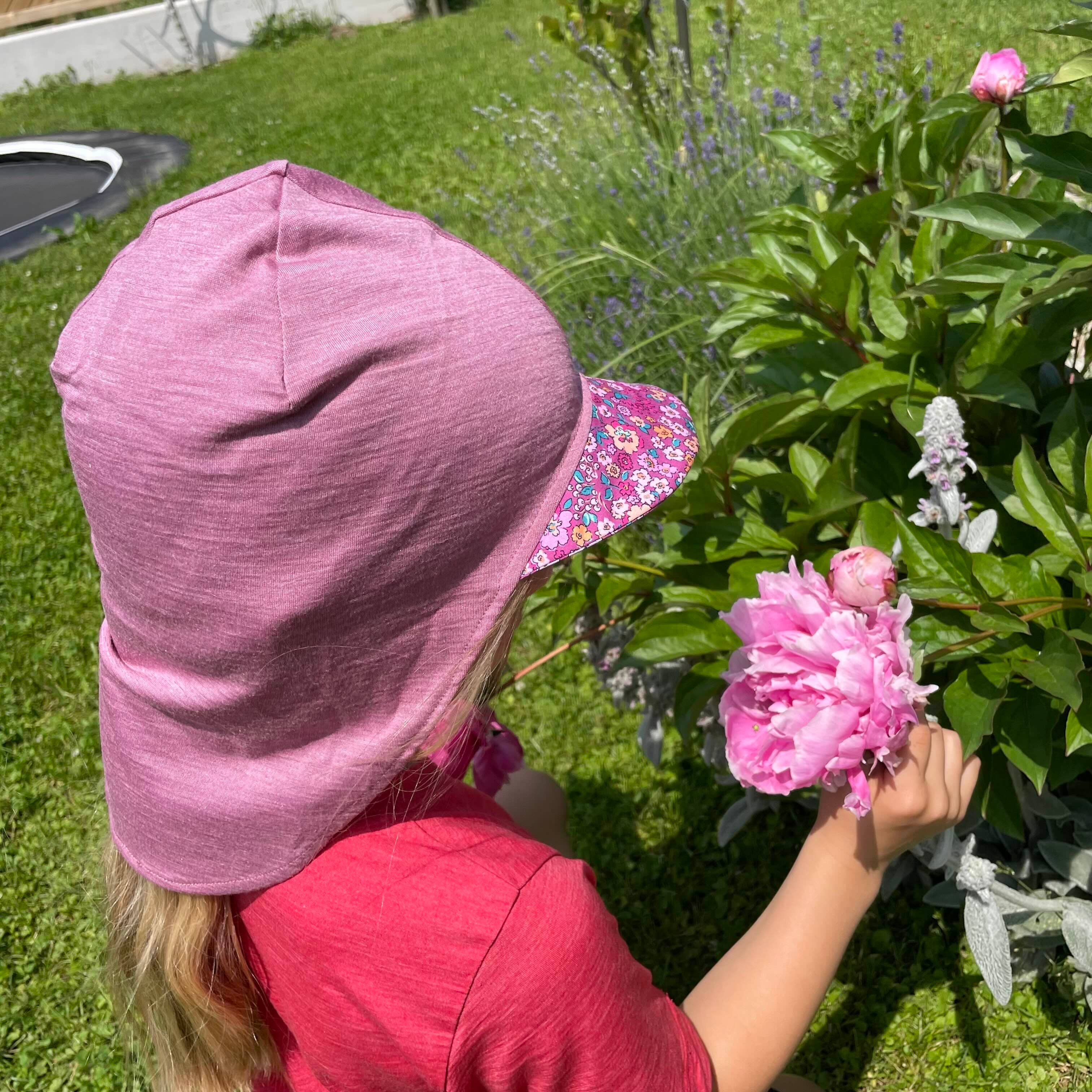 Sommerkappe rose mit Blumen limited edition, Merinowolle & Seide (bio/GOTS): M (bis 46cm KU) Glückskind