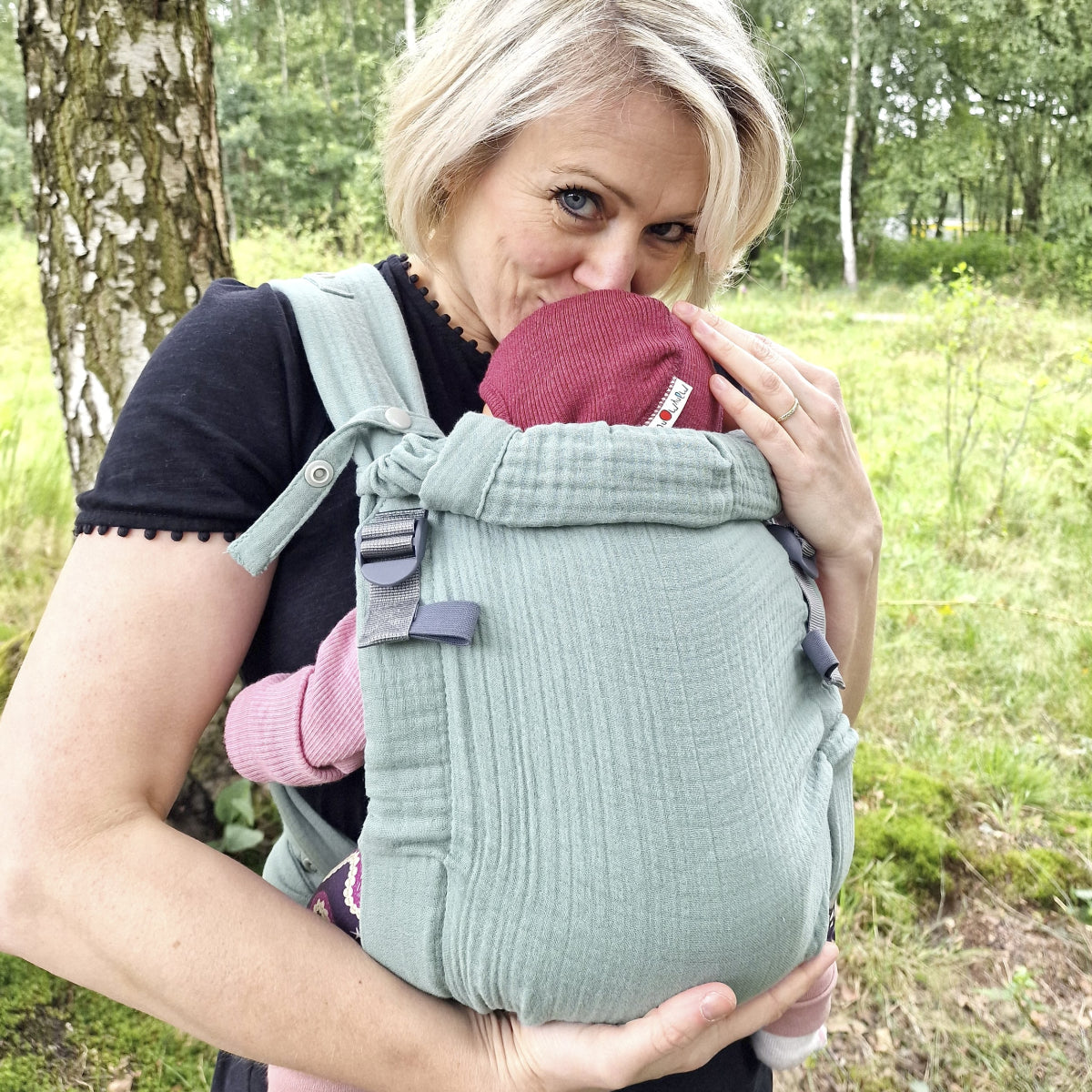 Schmusewolke Aurora Musselin Babytrage – ab Geburt, ergonomisch & kuschelig aus Bio-Baumwolle - Eucalyptus Schmusewolke