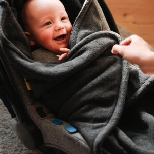 Hoppediz Einschlagdecke für Autositz - stone Popolini