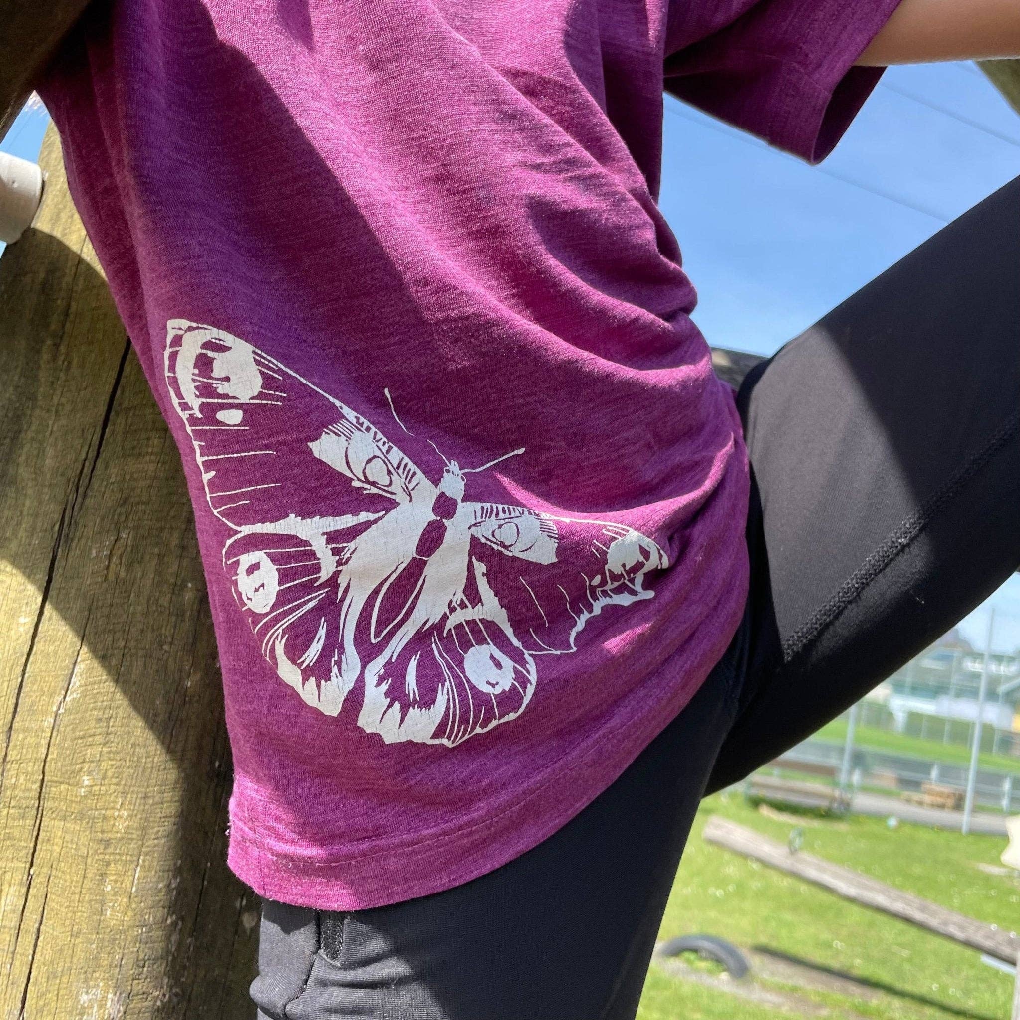 T-Shirt zwetschke mit Schmetterling, Merinowolle & Seide (bio/GOTS): 122-128 Glückskind