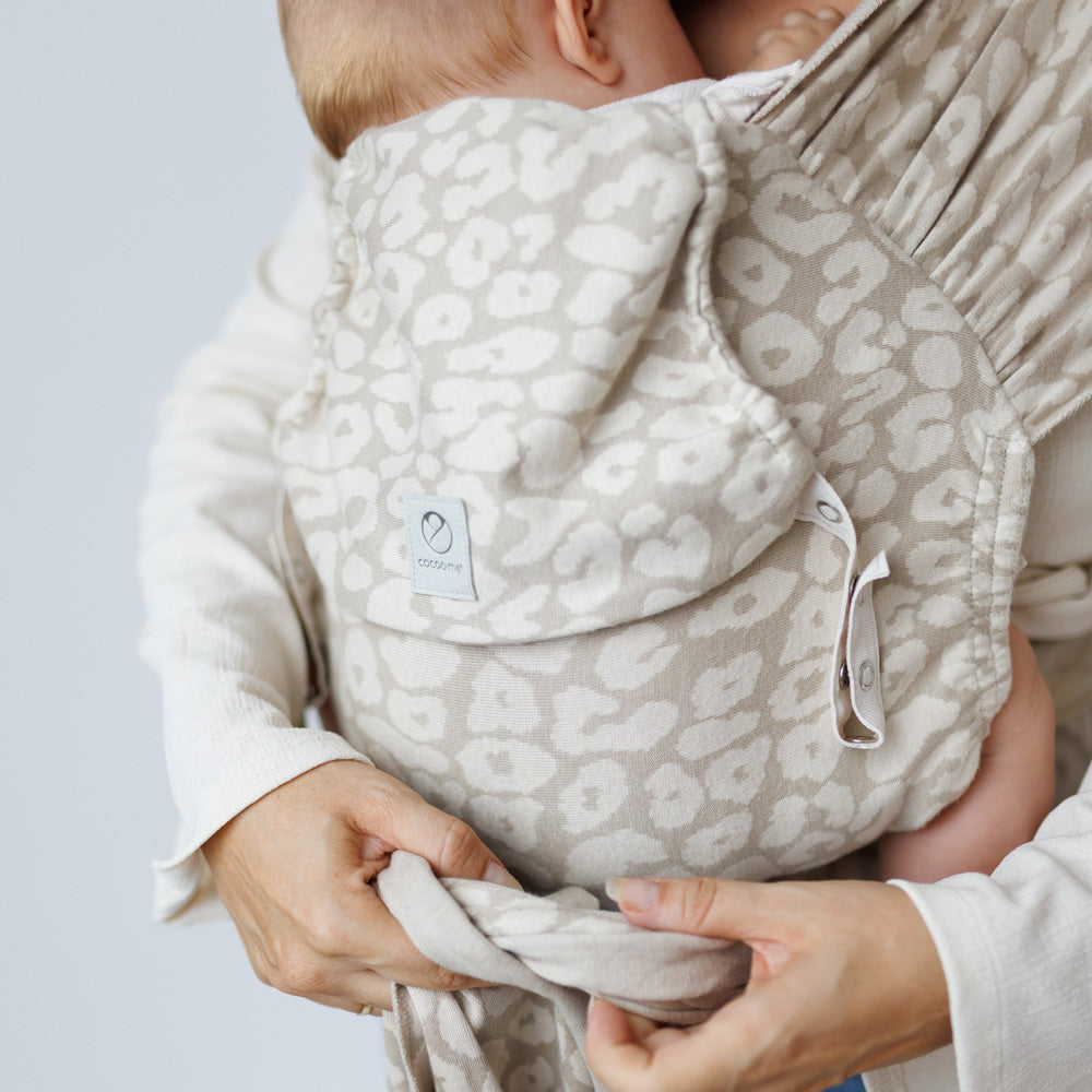 COCOOME® HELIUM Plus - elastische Babytrage Wrapconversion - Leo Beige cocoome