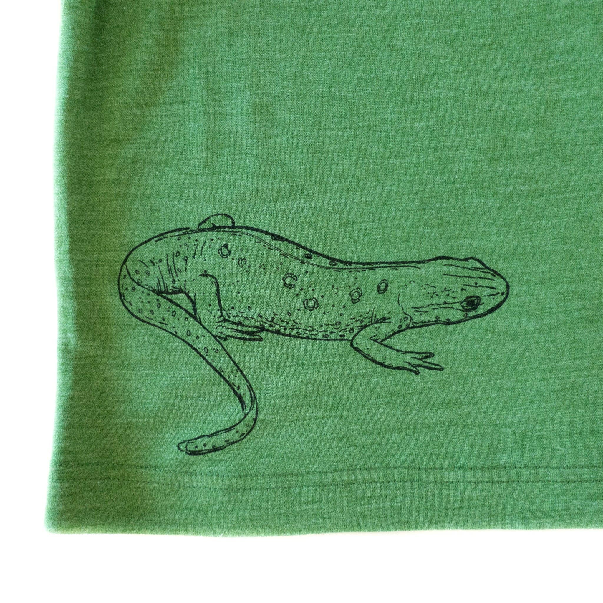 T-Shirt waldgrün mit Salamander, Merinowolle & Seide (bio/GOTS): 110-116 Glückskind