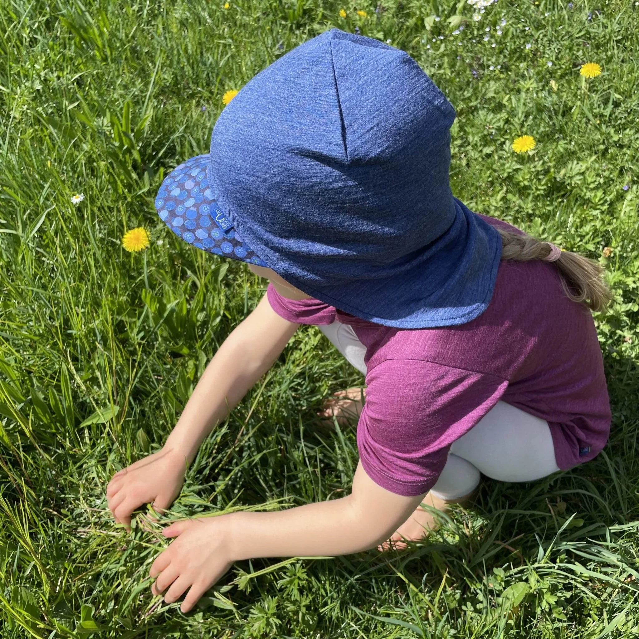 Sommerkappe blau mit Blaubeeren limited edition, Merinowolle & Seide Glückskind